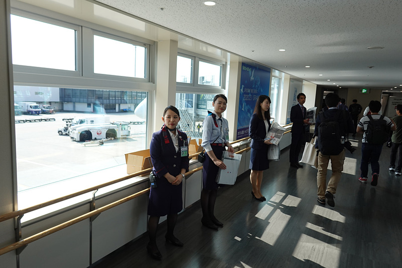 初便搭乗客には787関連グッズを配布