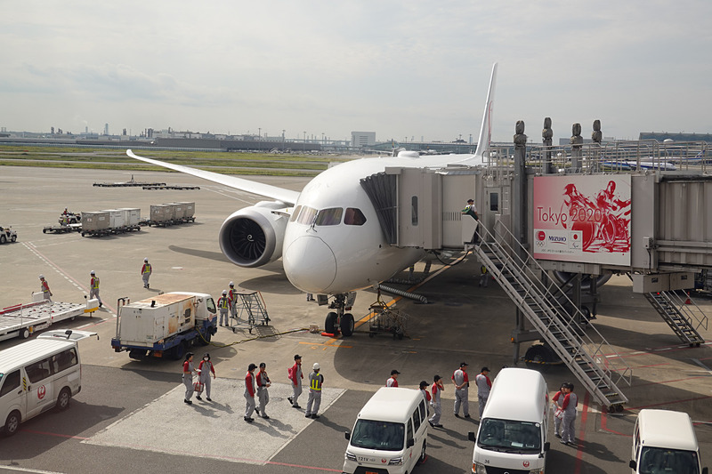 羽田空港に到着したボーイング 787-8型機の国内線仕様。折り返し伊丹空港へ