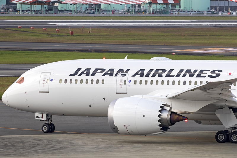 伊丹空港から羽田空港へ向かうJAL112便。ボーイング 787-8型機の国内線仕様、伊丹発の初便になる