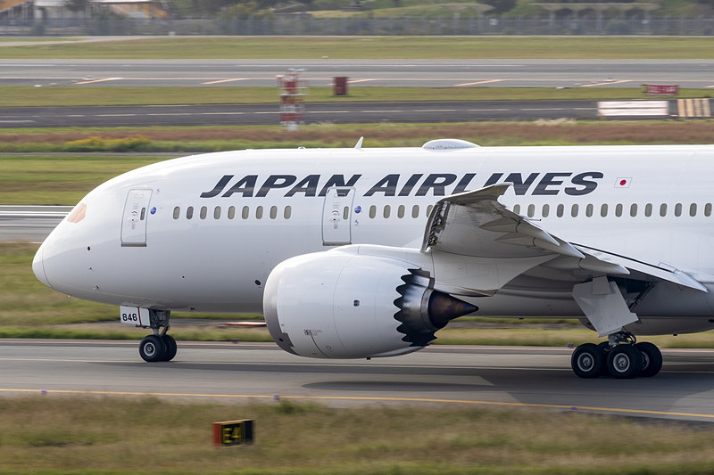 17番スポットを離れ滑走路に向かう787