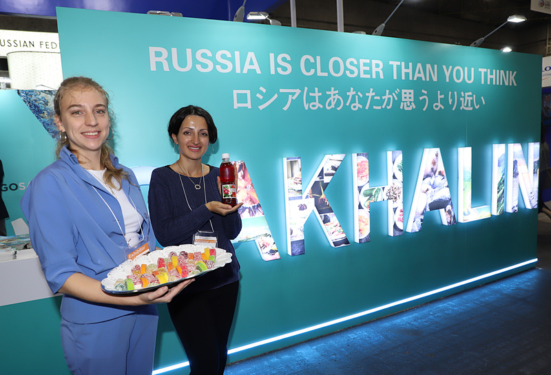 サハリン州ブースではお菓子とジュースの試食試飲も