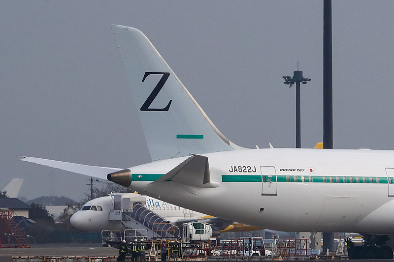 尾翼はグレー地に「Z_」（反対は「_Z」）