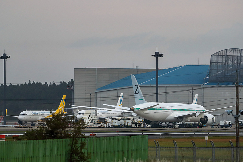 ハンガー前の様子。26日に運航終了したバニラエアの機体がそばに