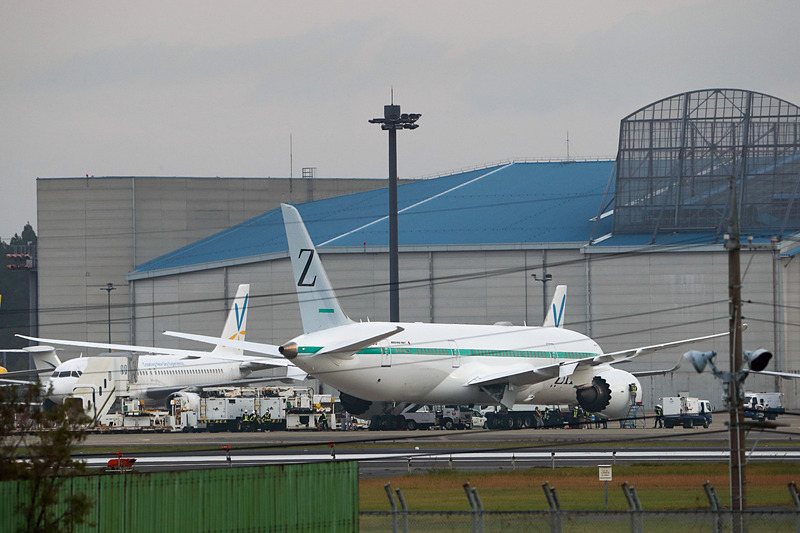 ハンガー前の様子。26日に運航終了したバニラエアの機体がそばに