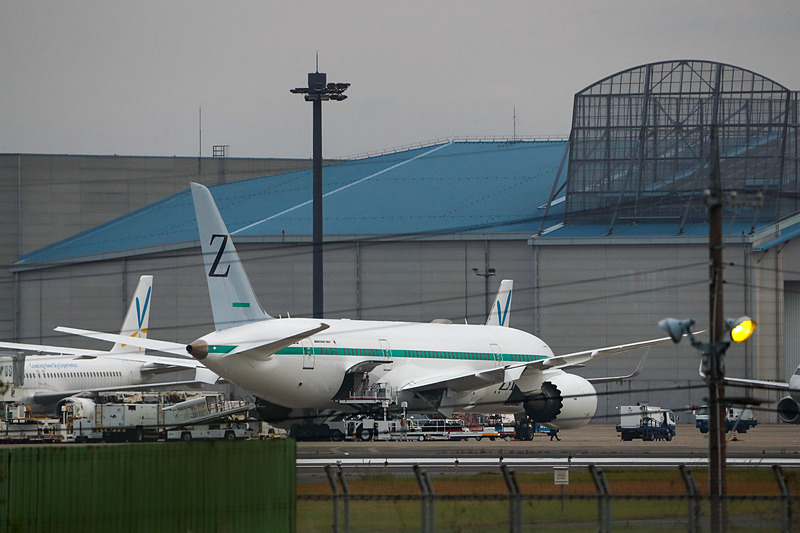 ハンガー前の様子。26日に運航終了したバニラエアの機体がそばに