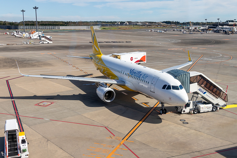 出発を待つJW103便。機材はエアバス A320型機（登録記号：JA12VA）で、25日のイベントでピカピカに磨き上げられた機体だ