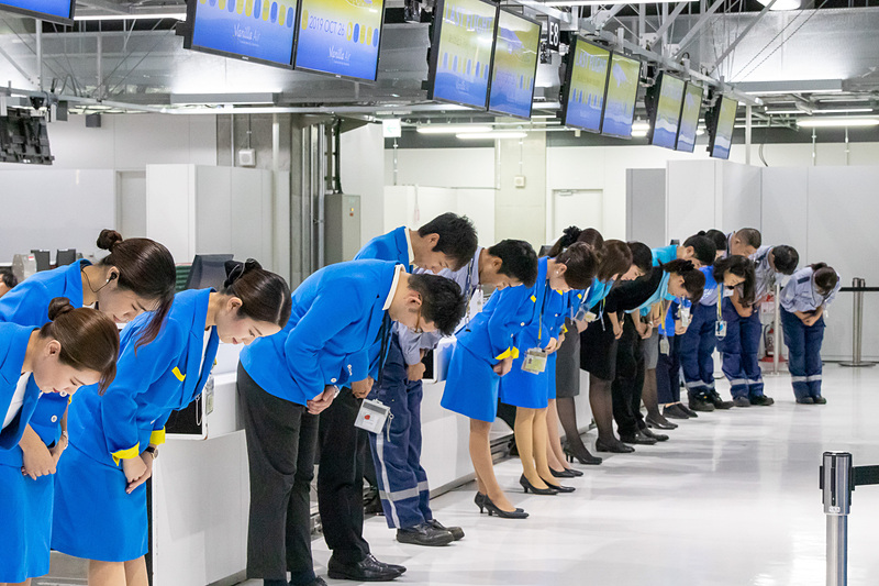 チェックイン開始前にスタッフが一礼