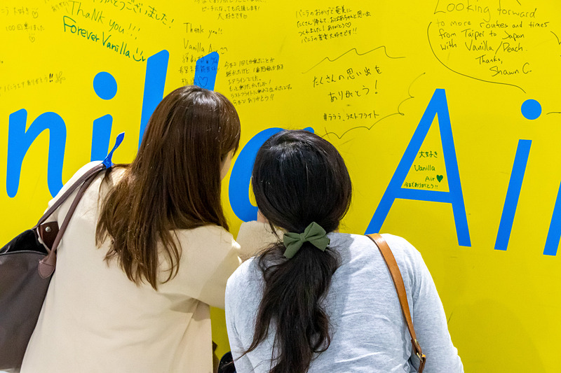 メッセージボードに書き込む利用客