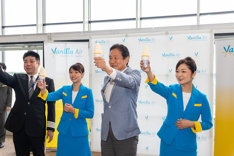 しんみりとした空気を振り払うかのように、バニラアイスで乾杯！