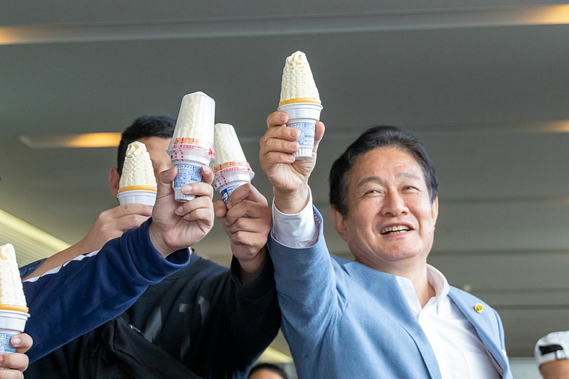 JW103便の乗客と一緒に乾杯する井上氏