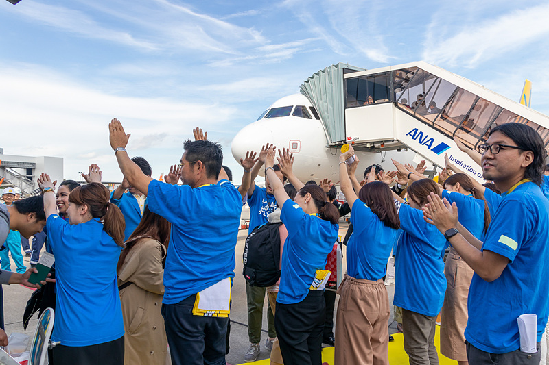 「行ってらっしゃいませ！」と元気のよい掛け声で乗客を送り出す