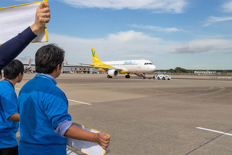 機体が離れたあとはバニラエアのタオルを掲げてお見送り