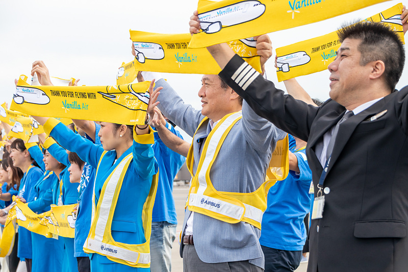 機体が離れたあとはバニラエアのタオルを掲げてお見送り