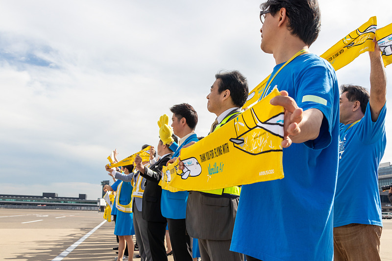 機体が離れたあとはバニラエアのタオルを掲げてお見送り