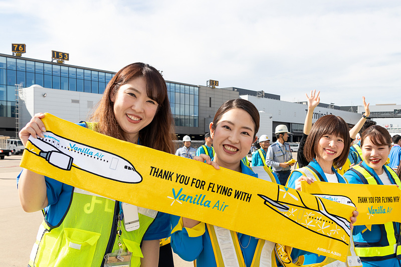 笑顔で見送るバニラエアのスタッフ