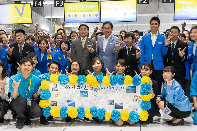 寄せ書きとともに皆でVマークのポーズを決める