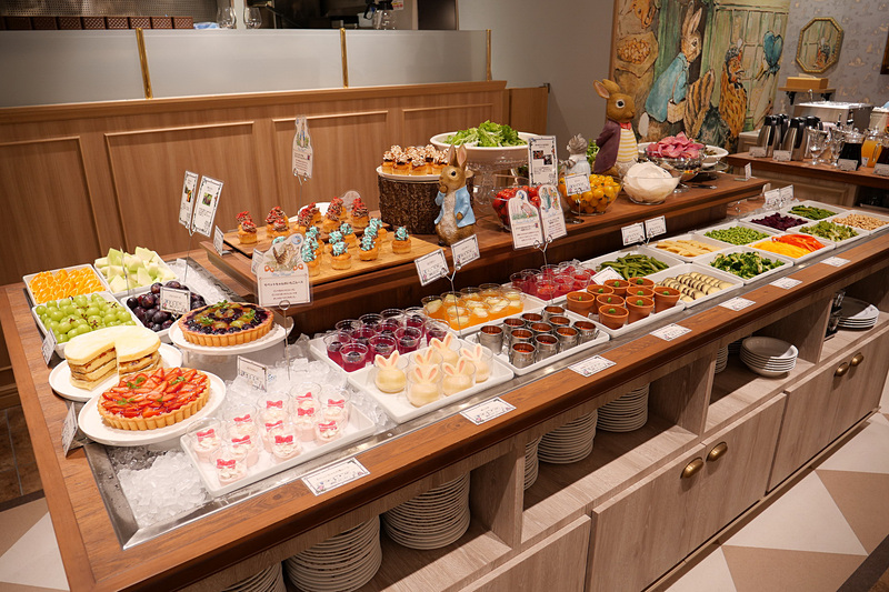 食事を1品注文すると、スイーツとドリンクが食べ放題・飲み放題となる