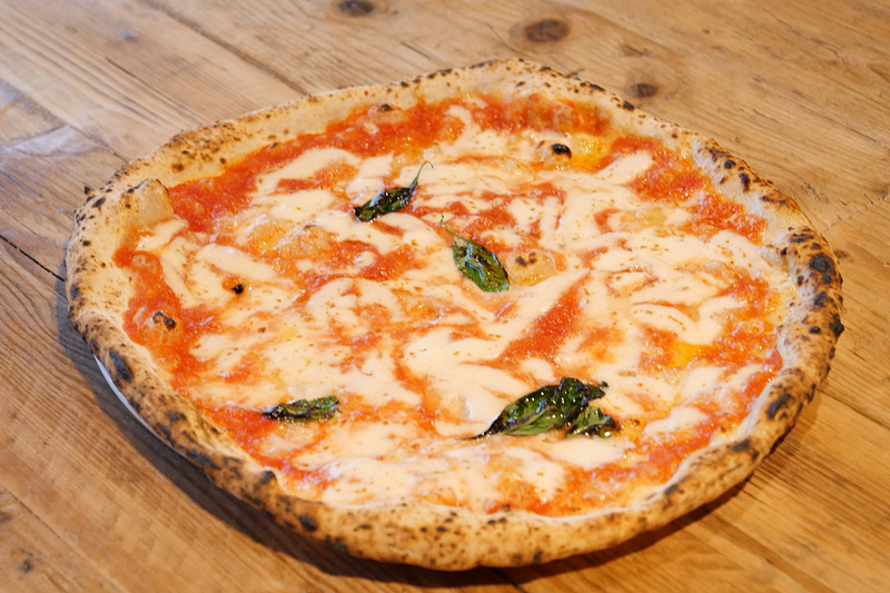 ナポリ本店と同じマルゲリータやマリナーラが味わえる