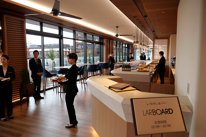 2階のオープンテラスを備えるロビーラウンジで、ドリンクや食事が可能