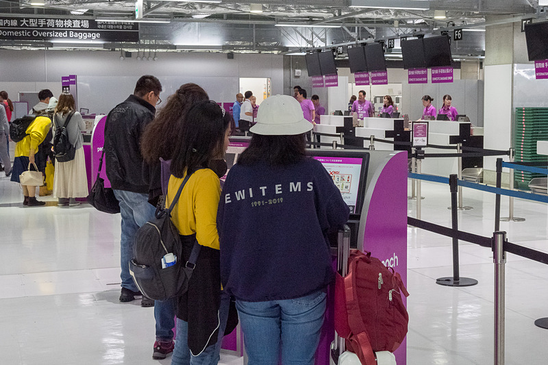 成田空港 第3ターミナルのFカウンターを使用。一晩でピーチが利用できる環境を整えた