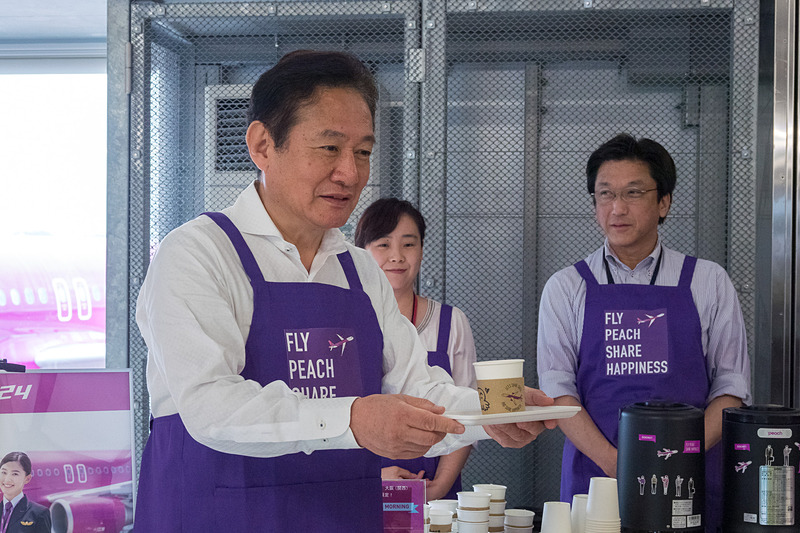 井上CEOも自らドリンクを振る舞い、利用者と触れ合った