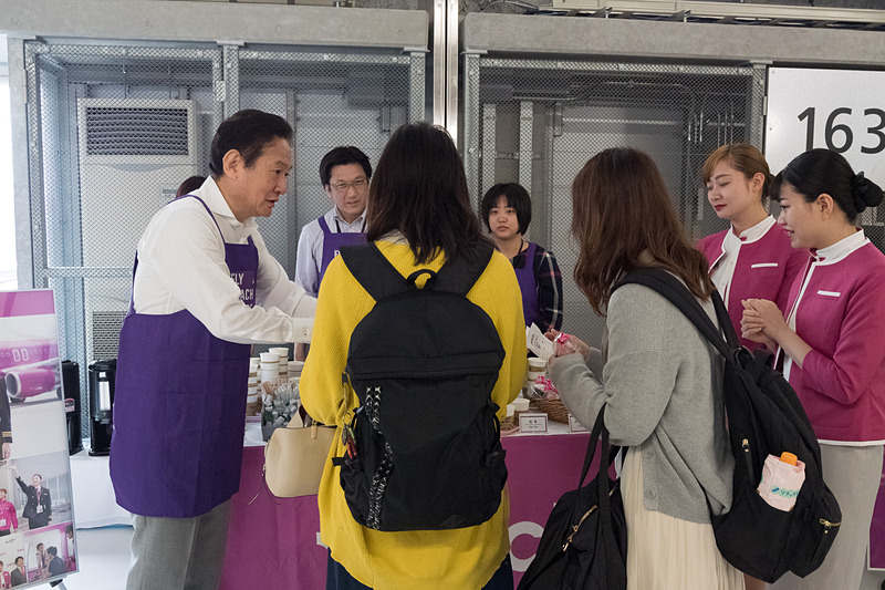 井上CEOも自らドリンクを振る舞い、利用者と触れ合った