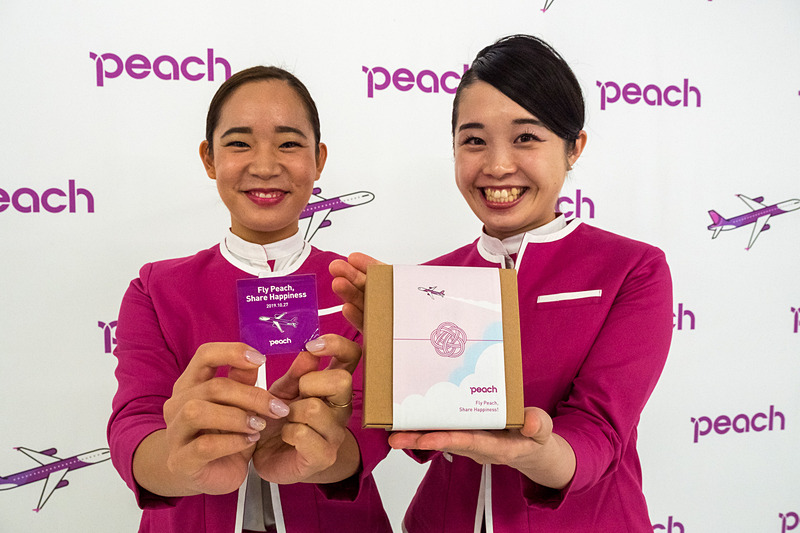 搭乗客には記念品として、ピーチバニラ味の綿菓子と、スタッフメッセージ入りのステッカーをプレゼントした