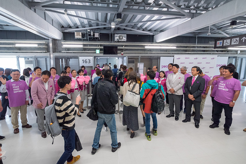 多くの役員、従業員が搭乗口で乗客をお出迎え