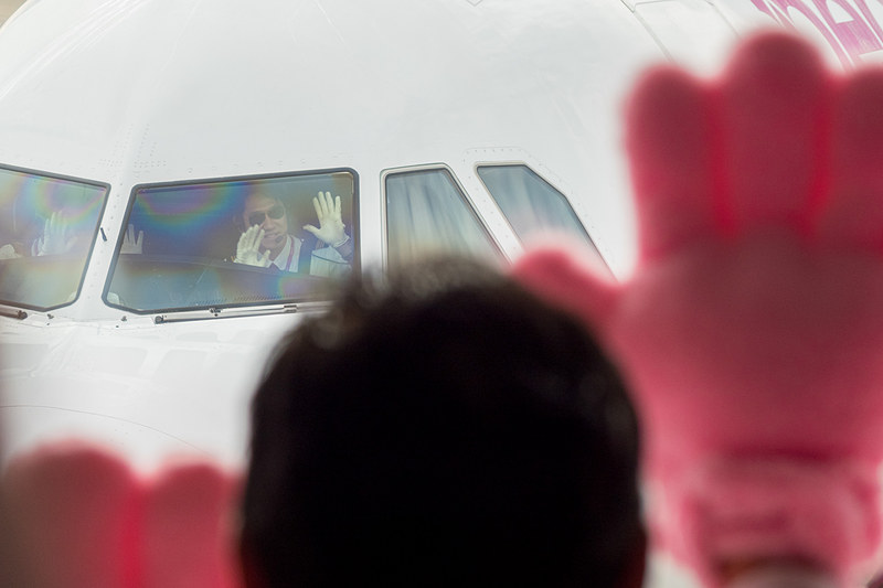 パイロットも手を振って応える