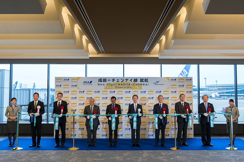 参列者によるテープカット