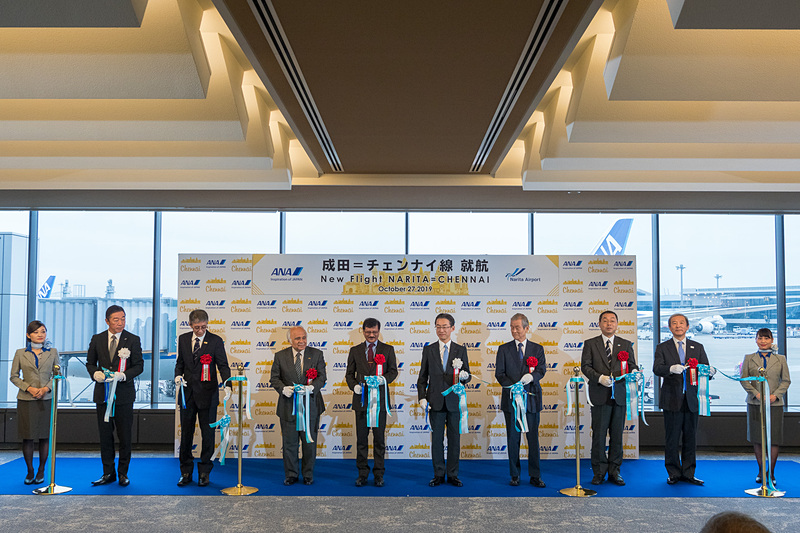 参列者によるテープカット