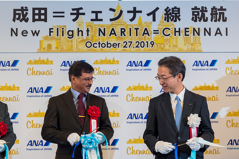 参列者によるテープカット