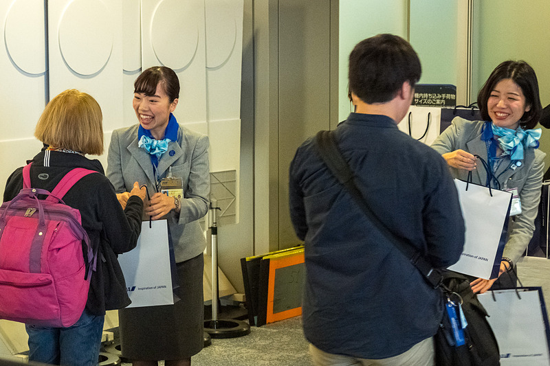 搭乗時には初便搭乗記念品として「富士山ぐい呑みセット」などをプレゼント