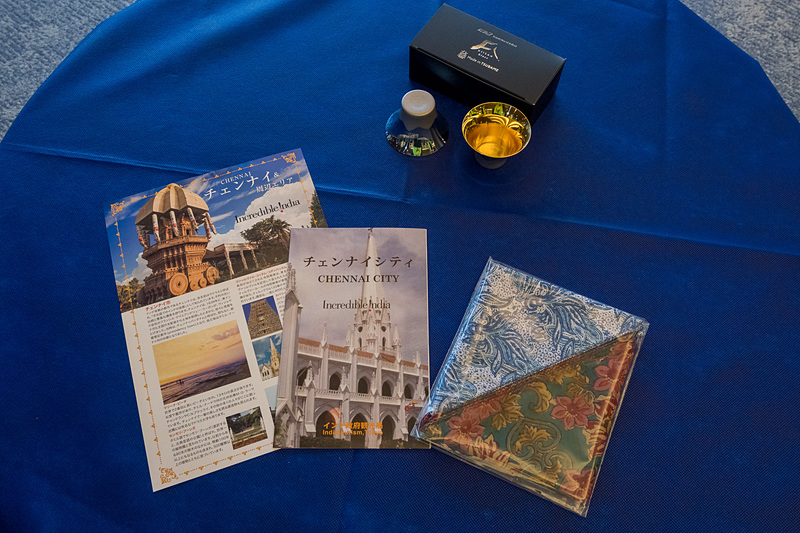 搭乗時には初便搭乗記念品として「富士山ぐい呑みセット」などをプレゼント