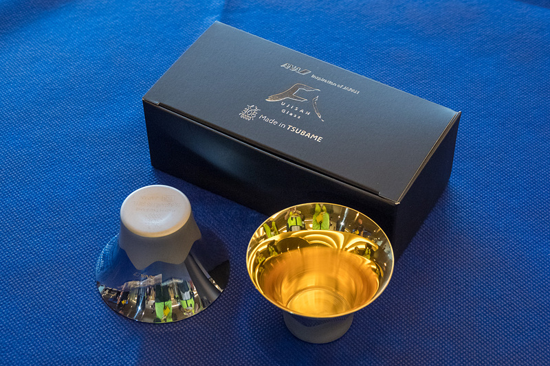 搭乗時には初便搭乗記念品として「富士山ぐい呑みセット」などをプレゼント