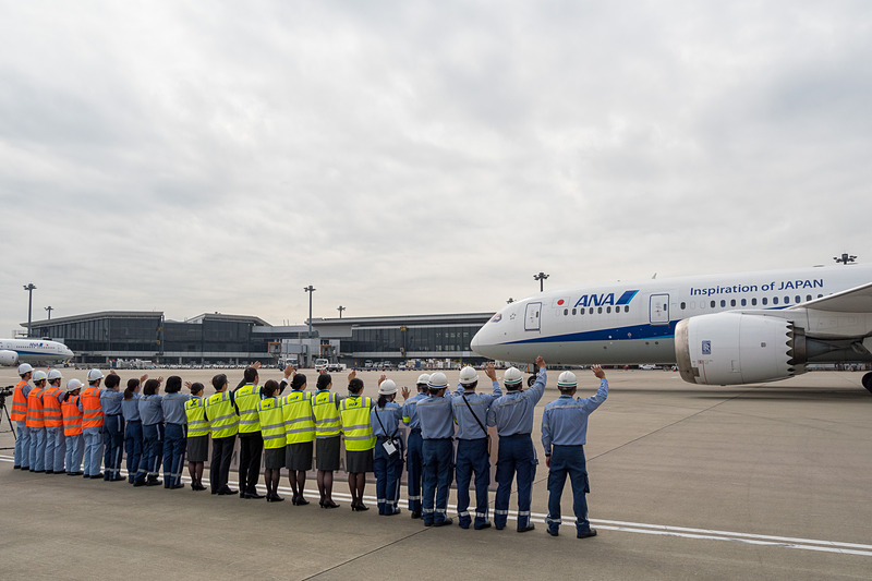 チェンナイに向けて出発するNH825便を盛大に見送った