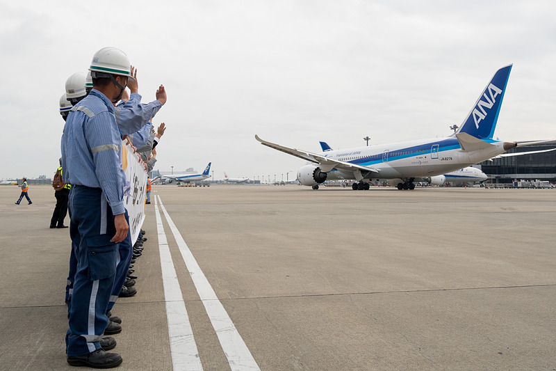 チェンナイに向けて出発するNH825便を盛大に見送った