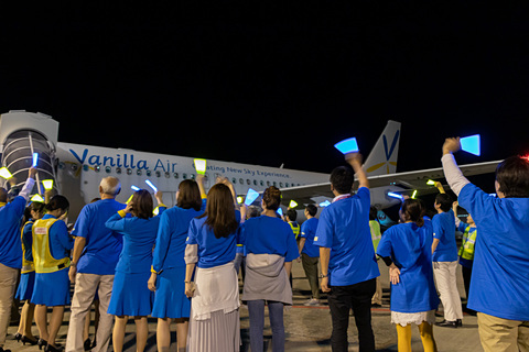 バニラエア、成田着ラストフライトのJW106便で盛大な出迎え