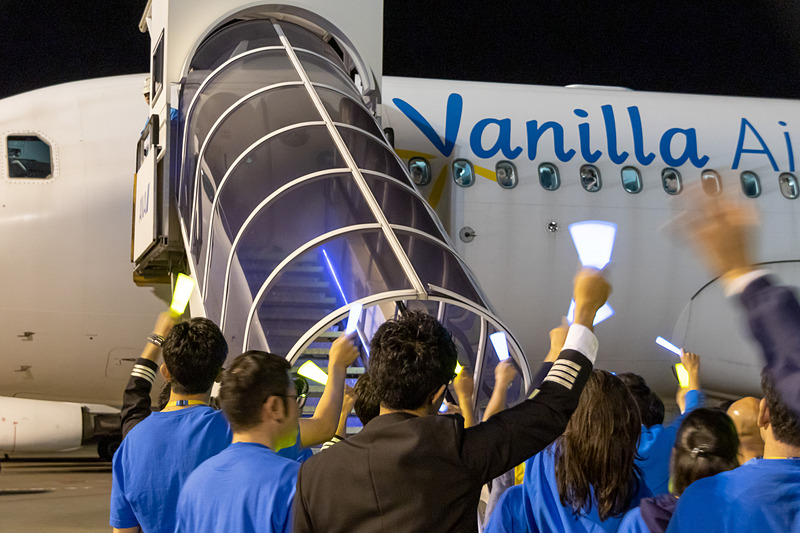 パイロットやCA（客室乗務員）、グランドスタッフ、事務職など、多くのバニラエアのスタッフが出迎えの列に加わった