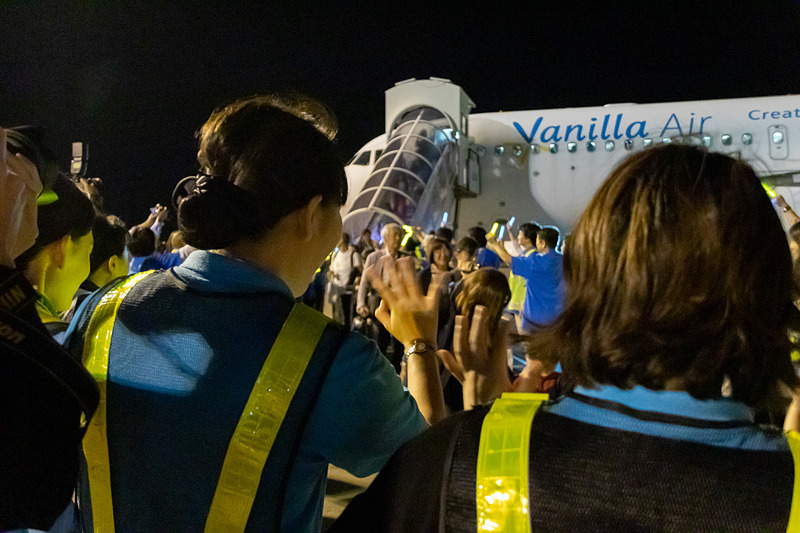 パイロットやCA（客室乗務員）、グランドスタッフ、事務職など、多くのバニラエアのスタッフが出迎えの列に加わった