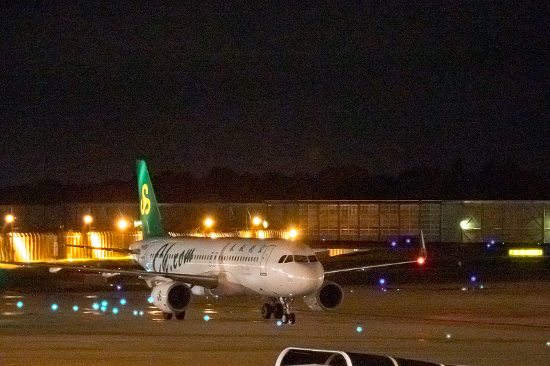 成田空港に到着した上海発初便の9C6217便。機材は186席仕様のエアバス A320型機を使用