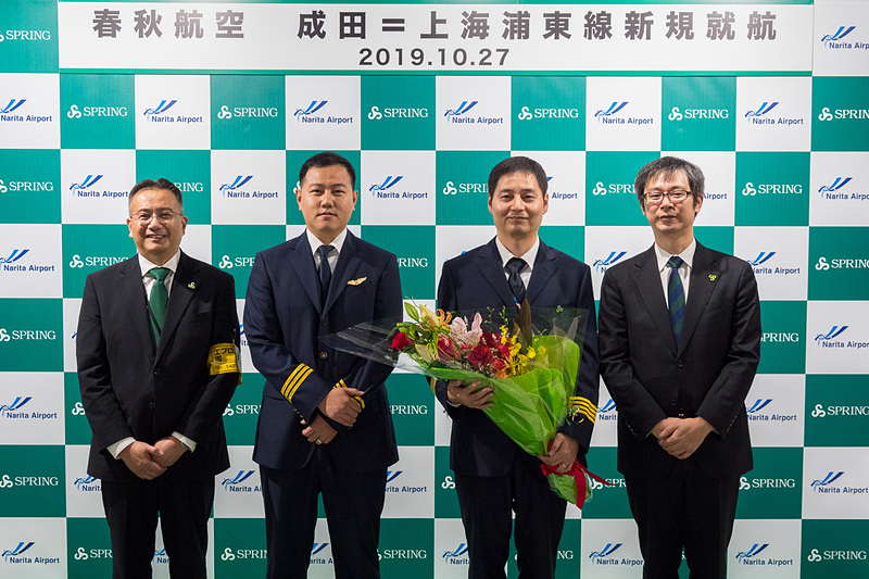 ワン氏から初便機長へ花束を贈呈