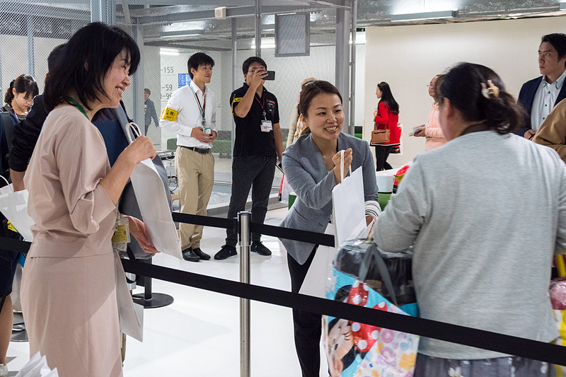 初便の搭乗客に記念品をプレゼントした