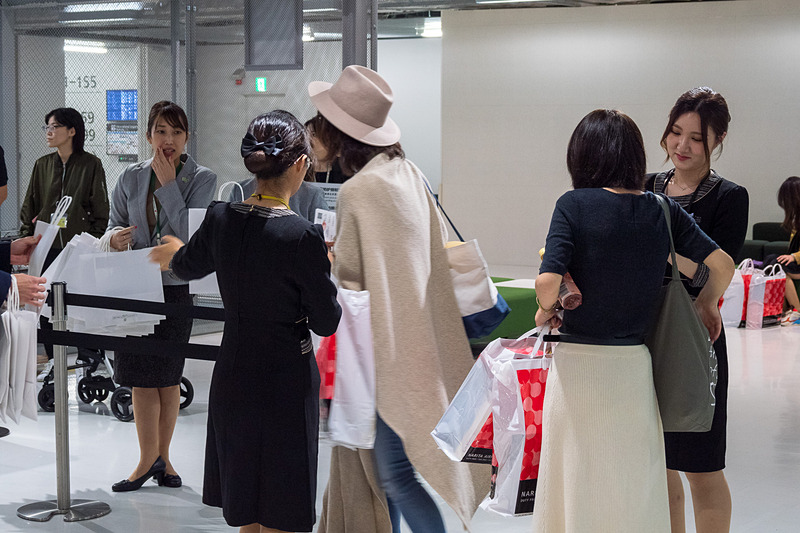 初便の搭乗客に記念品をプレゼントした