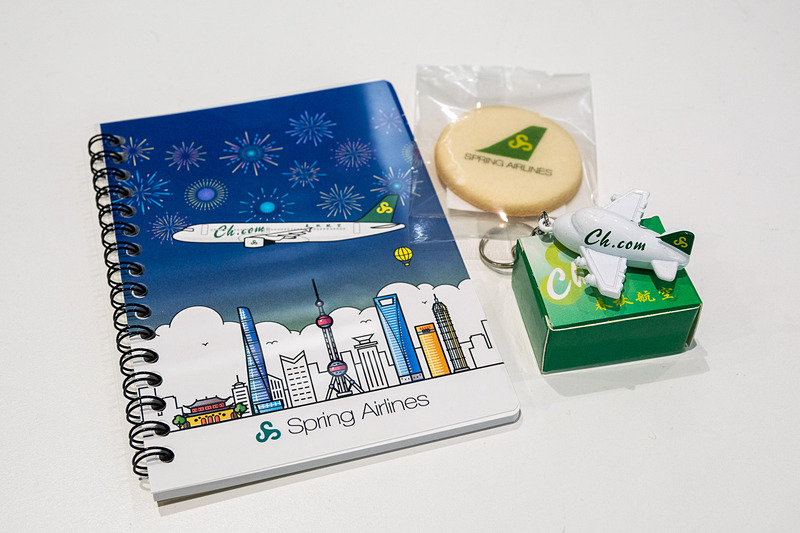 初便の搭乗客に記念品をプレゼントした