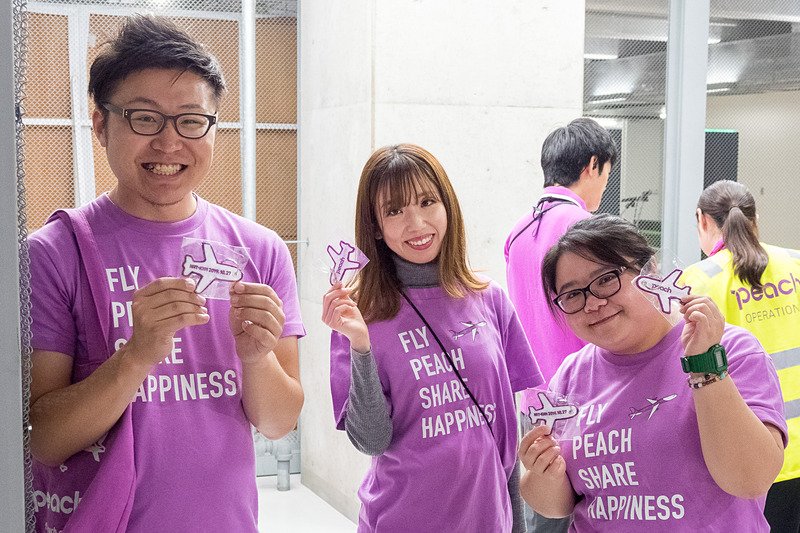 搭乗客にはそれぞれの便の初便就航記念タグをプレゼント