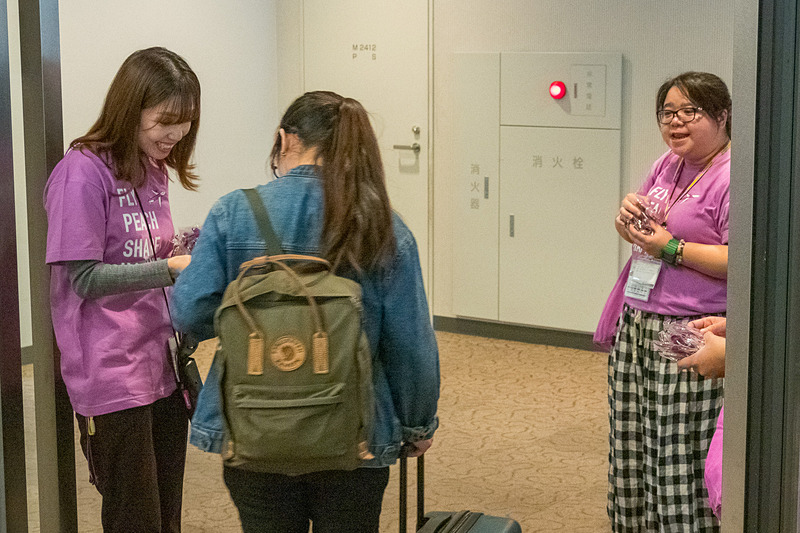 MM627便搭乗前、搭乗時の様子。搭乗時にはピーチカラーのビッグハンドでハイタッチ