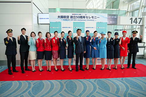 大韓航空、歴代ユニフォームのCAが搭乗した創立50周年フライト。金氏