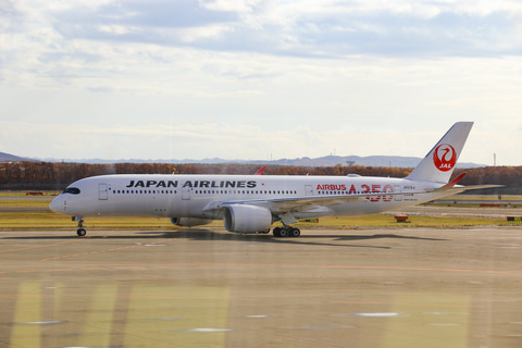 JAL、A350が新千歳に就航。サプライズで機長があいさつ。12月からは1日