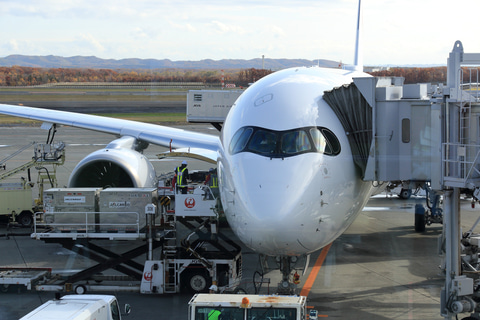 JAL、A350が新千歳に就航。サプライズで機長があいさつ。12月からは1日